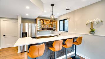 Apartemen (2 Bedrooms) | Dapur pribadi | Peralatan masak/sendok-piring, pembuat es, dan tisu