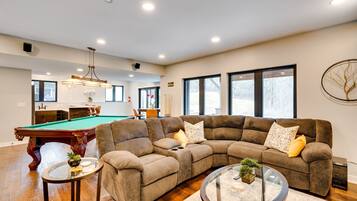 Apartemen (2 Bedrooms) | Area keluarga | TV