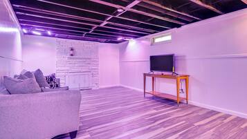 House (5 Bedrooms) | Interior