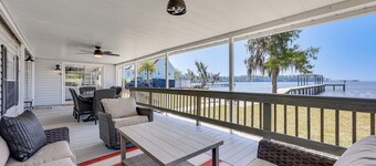 세인트 존스 강에 있는 도크와 리프트가 있는 세인트 어거스틴 홈