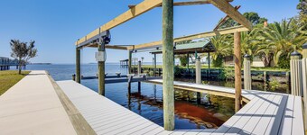St Augustine Home w/ Dock & Lift on St Johns River
