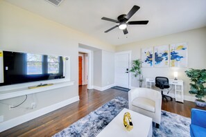 Interior - Modern Portsmouth Apartment: Walk to Norfolk Ferry (Portsmouth)