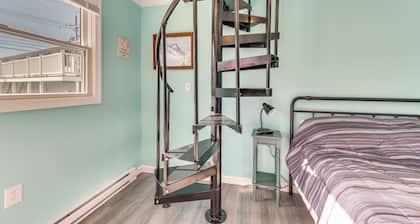 Cozy York Studio w/ Ocean View, Steps to Beach!