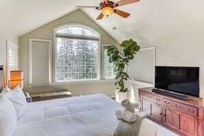 Interior - Lake Arrowhead Home: Mountain View, Walk to Water! (Lake Arrowhead)