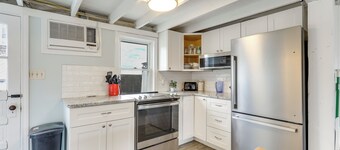 Charming Westbrook Cottage, Steps to Private Beach