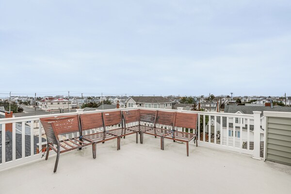 Long Beach Island Townhome W/ Rooftop Deck & Grill - Beach Haven, NJ
