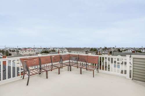 Long Beach Island Townhome w/ Rooftop Deck & Grill