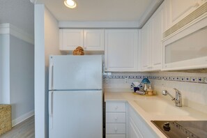 Interior - Daytona Beach Studio Condo w/ Ocean Views! (Daytona Beach)