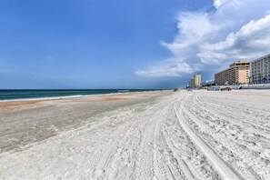 Interior - Daytona Beach Studio Condo w/ Ocean Views! (Daytona Beach)