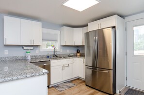 冰箱、微波炉、烤箱、炉灶