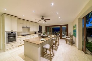 Villa, 6 Bedrooms | Private kitchen