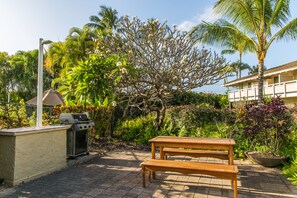 Outdoor dining - Plantation Hale Suites F7, Ground Floor, AC, Walk to Beach (Kapaa)