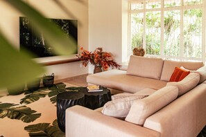 TV - Villa Encantado - Luxury Tropical Bed & Breakfast (Willemstad)