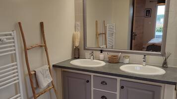 Douche, sĂšche-cheveux, serviettes fournies, savon