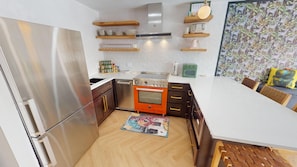 Een koelkast, een magnetron, een oven, een kookplaat