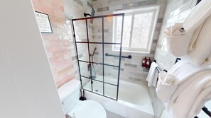 Dusche, Haartrockner, Handtücher