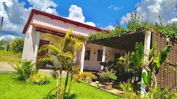 Vista frontal de la propiedad