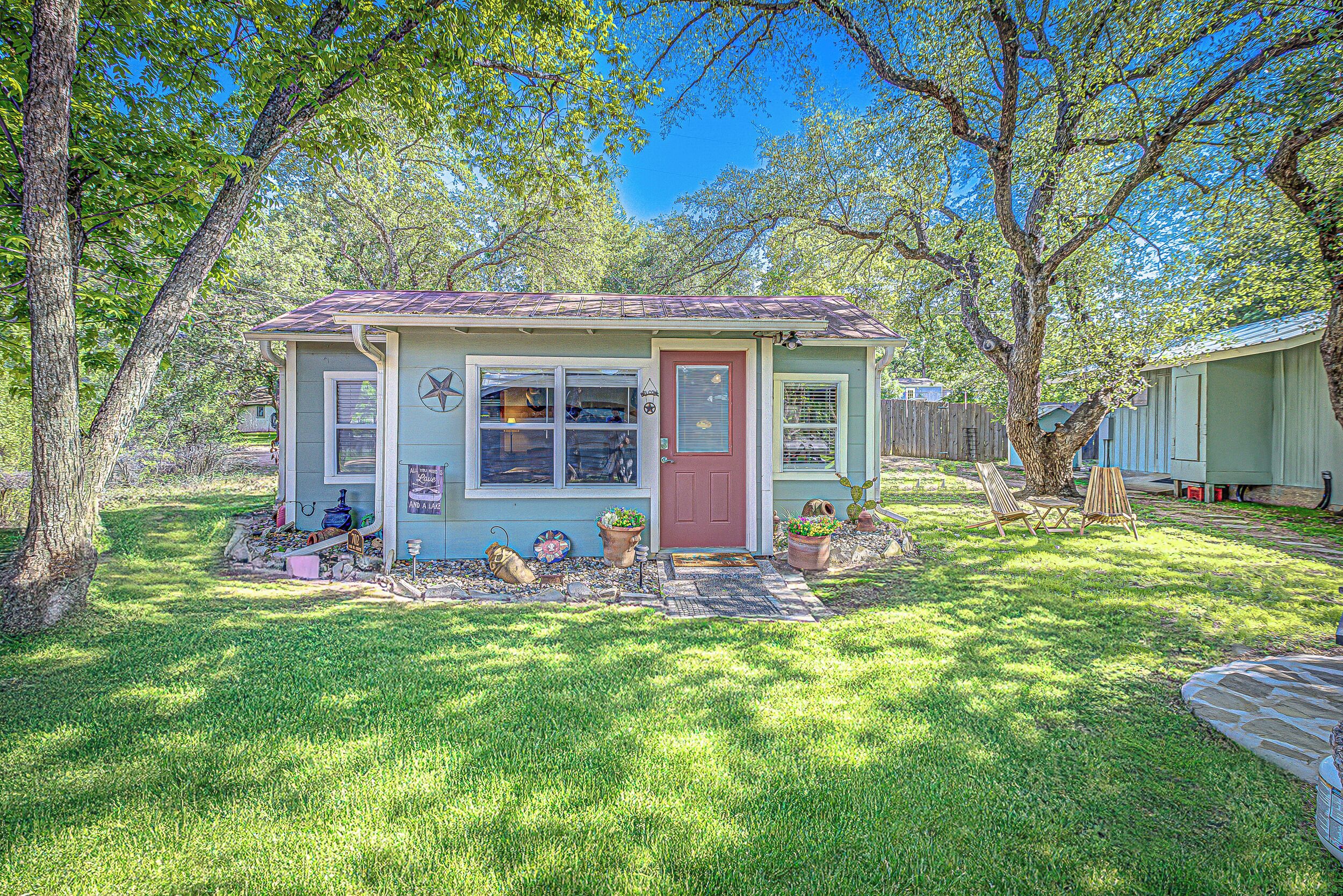 Kingsland Duo – 2 Cottages in 1! Lakeview Living w/ Lake Access