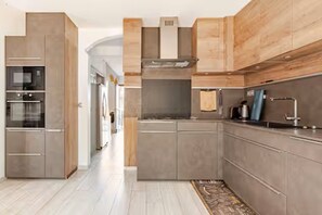 Mikrobølgeovn, ovn, kokeplater og oppvaskmaskin