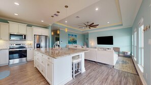 Frigorifero, microonde, forno, piano cottura