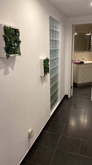 Toalhas de banho, sabonete, papel higiênico