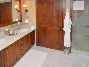 Secadora de cabello, bidet, toallas, jabón