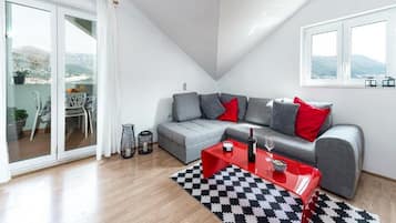 Departamento (Apartments Meri & Karla - Two Bedroom) | Sala de estar | Televisión de pantalla plana de 32 pulgadas con canales vía satélite