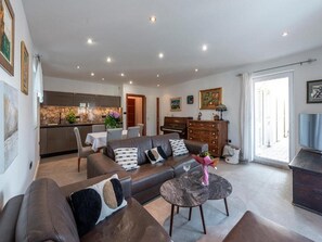 Apartment (Apartments Meri & Karla - Two Bedroom) | Living room | 32-inch flat-screen TV with satellite channels - Apartments Meri & Karla (Dubrovnik)