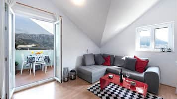 Apartment (Apartments Meri & Karla - Two Bedroom) | Wohnzimmer | 32-Zoll-Flachbildfernseher mit Satellitenempfang