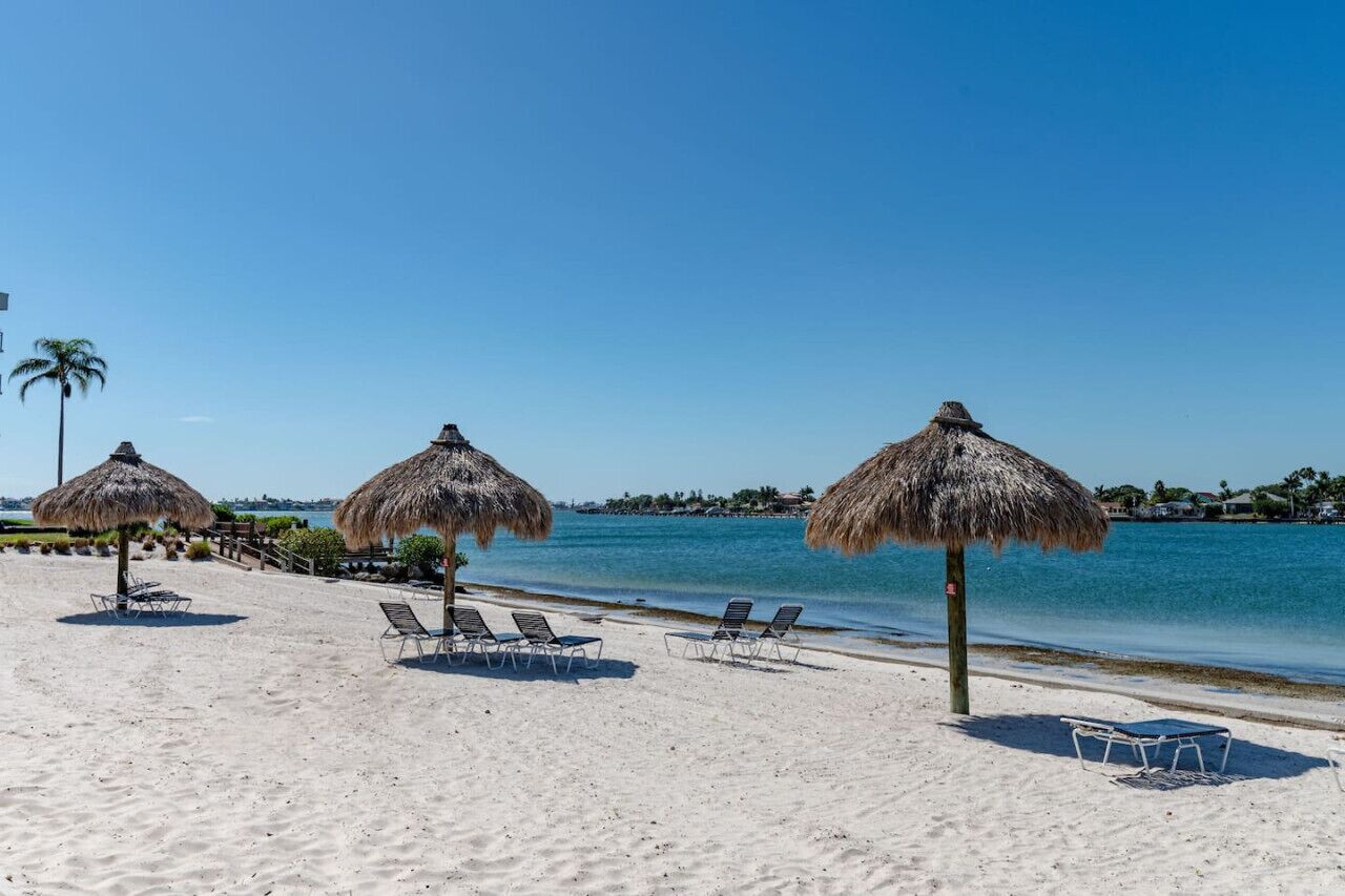 Una spiaggia nelle vicinanze