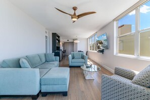 TV - Isla Del Sol Top Floor Bahia Vista 541 (St. Petersburg)