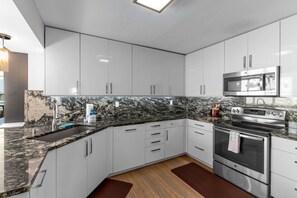 Réfrigérateur, micro-ondes, four, plaque de cuisson