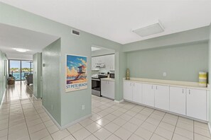 Kylskåp, mikrovågsugn, ugn och spishäll