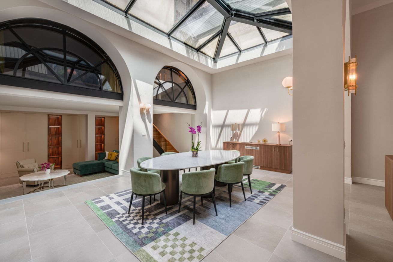 Appartamento Luxury | Area soggiorno | TV a schermo piatto 40 pollici con canali via cavo