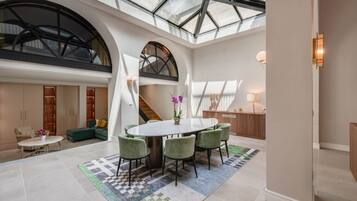 Appartamento Luxury | Area soggiorno | TV a schermo piatto 40 pollici con canali via cavo