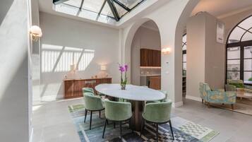Appartamento Luxury | Area soggiorno | TV a schermo piatto 40 pollici con canali via cavo