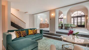 Appartamento Luxury | Area soggiorno | TV a schermo piatto 40 pollici con canali via cavo