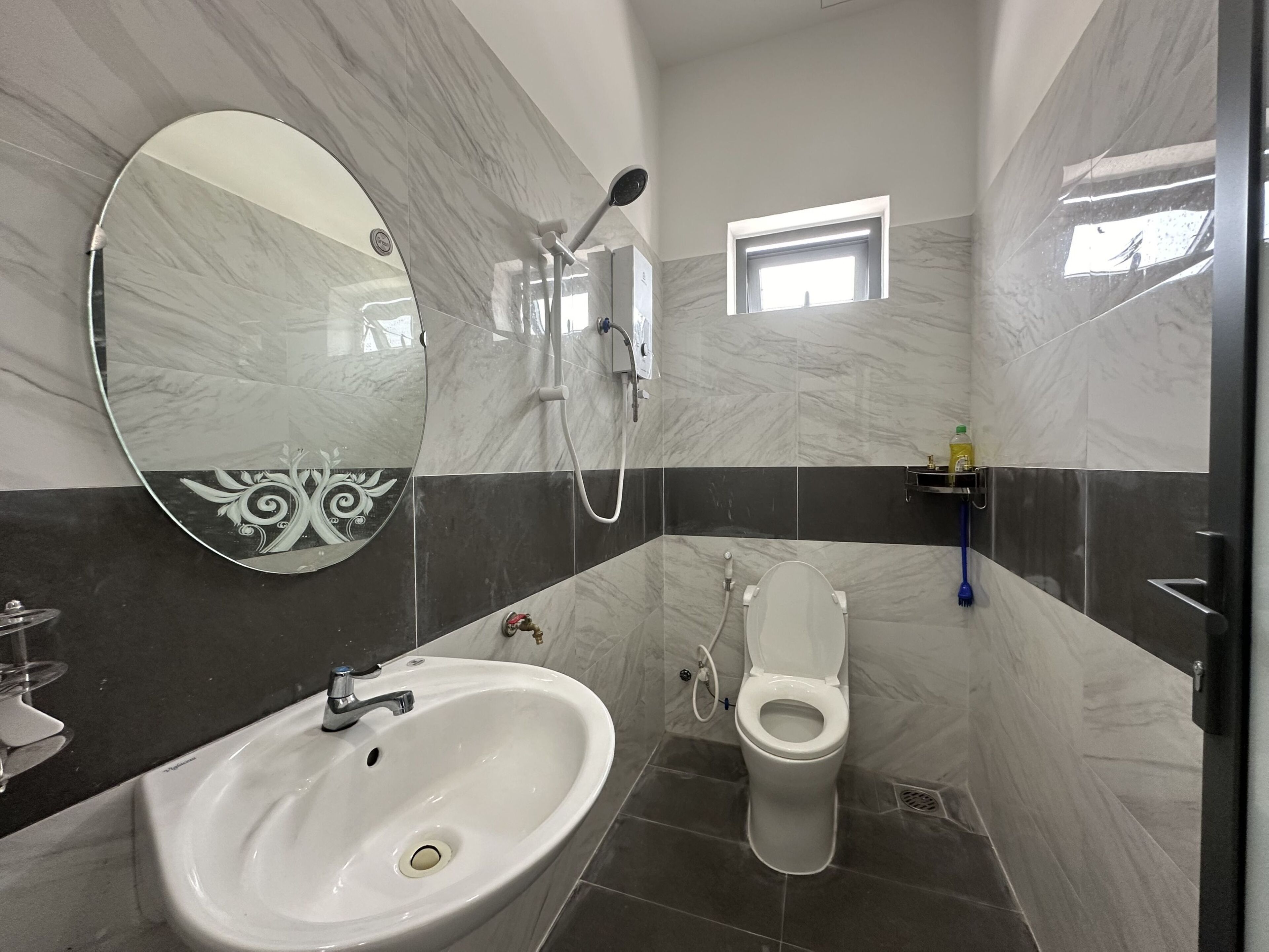 Deluxe Quadruple Room | Bathroom | Shower, towels, toilet paper