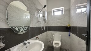 Un baño con lavabo, inodoro y ducha.