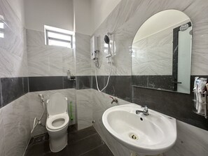 Habitación Deluxe doble | Baño | Ducha, toallas y papel higiénico