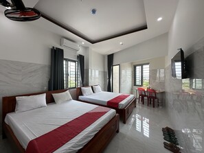 Deluxe Quadruple Room | Desk, laptop workspace, free WiFi