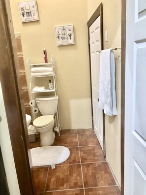 Håndklær, såpe og toalettpapir