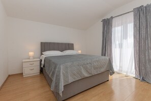 4 bedrooms, iron/ironing board, WiFi, bed sheets