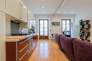 Fridge, oven, dishwasher, coffee/tea maker