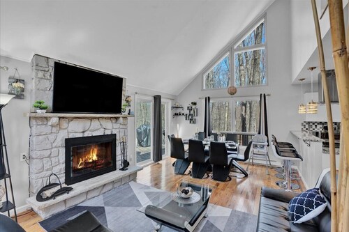 Spacious and Remodeled Cabin in Poconos Mountain Resort. Hot Tub and Game Room!