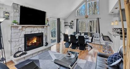 Spacious and Remodeled Cabin in Poconos Mountain Resort. Hot Tub and Game Room!