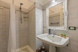 Dusche, Haartrockner, Bidet, Handtücher