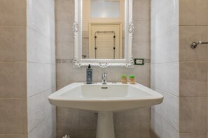 Douche, sèche-cheveux, serviettes fournies