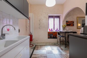 Kühlschrank, Mikrowelle, Wasserkocher, Kochgeschirr/Geschirr/Besteck