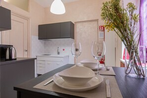 Réfrigérateur, micro-ondes, bouilloire électrique